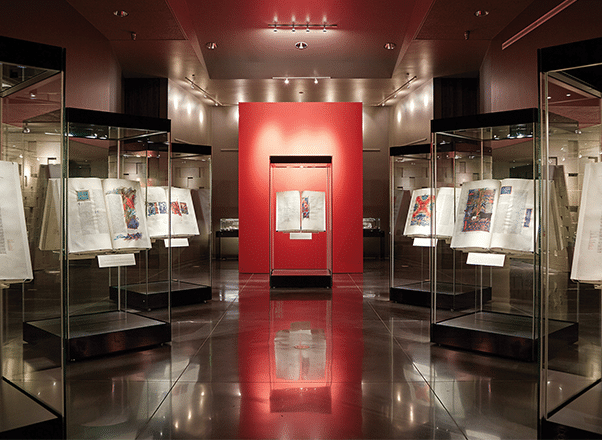 Art gallery with illuminated displays